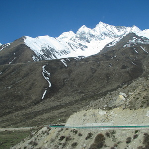 En resa landvgen frn Kathmandu i Nepal till Lhasa i Tibet erbjuder svindlande vackra vyer, anstrngande hga hjder, klosterbesk, bneflaggor men ocks ett mte med en 
