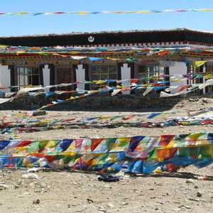 En resa landvgen frn Kathmandu i Nepal till Lhasa i Tibet erbjuder svindlande vackra vyer, anstrngande hga hjder, klosterbesk, bneflaggor men ocks ett mte med en 